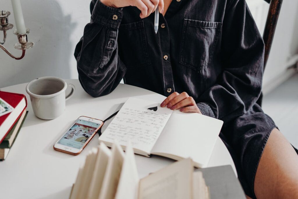 Personne en train de rédiger son journal créatif