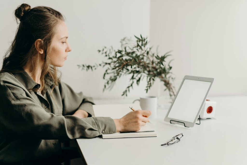 Concentration améliorée pendant une session de travail Personne travaillant de façon concentrée avec un minuteur