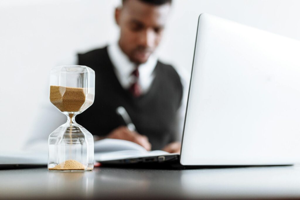 Récupération active pendant les pauses Personne travaillant de façon concentrée avec un minuteur