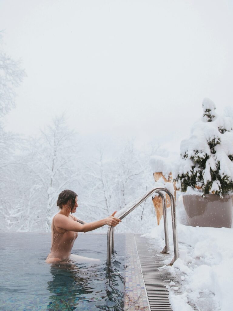 Pratique de la méthode Wim Hof en extérieur dans la neige
