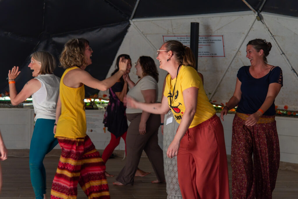 Moment de fou rire lors du yoga du rire