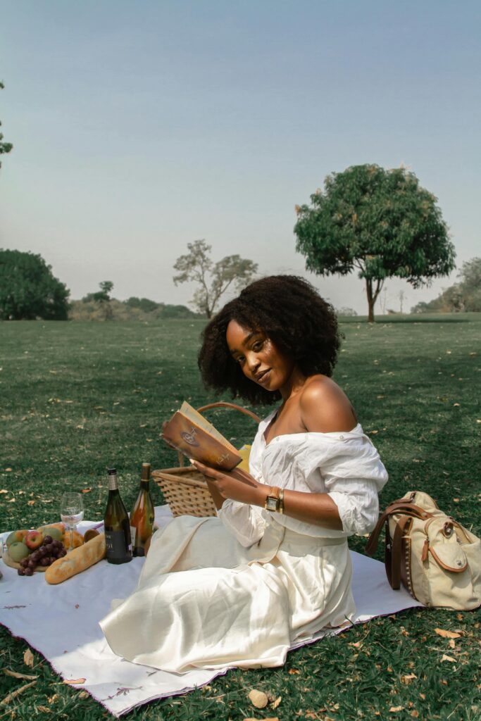 Personne se relaxant en lisant un livre dans un jardin, symbolisant l'importance des loisirs pour la santé mentale