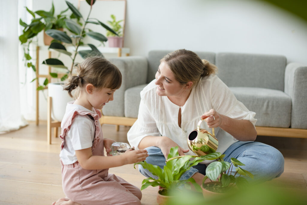Créer un espace de bien-être avec des plantes dans un salon lumineux