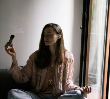 Femme faisant son nettoyage de printemps par fumigation