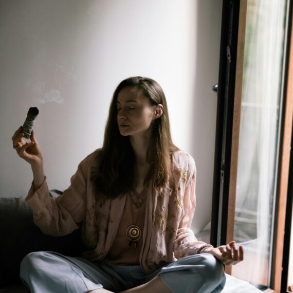 Femme faisant son nettoyage de printemps par fumigation