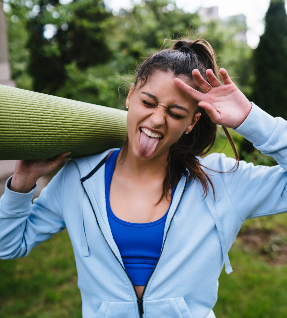Femme heureuse sortant d'un cours de yoga du rire