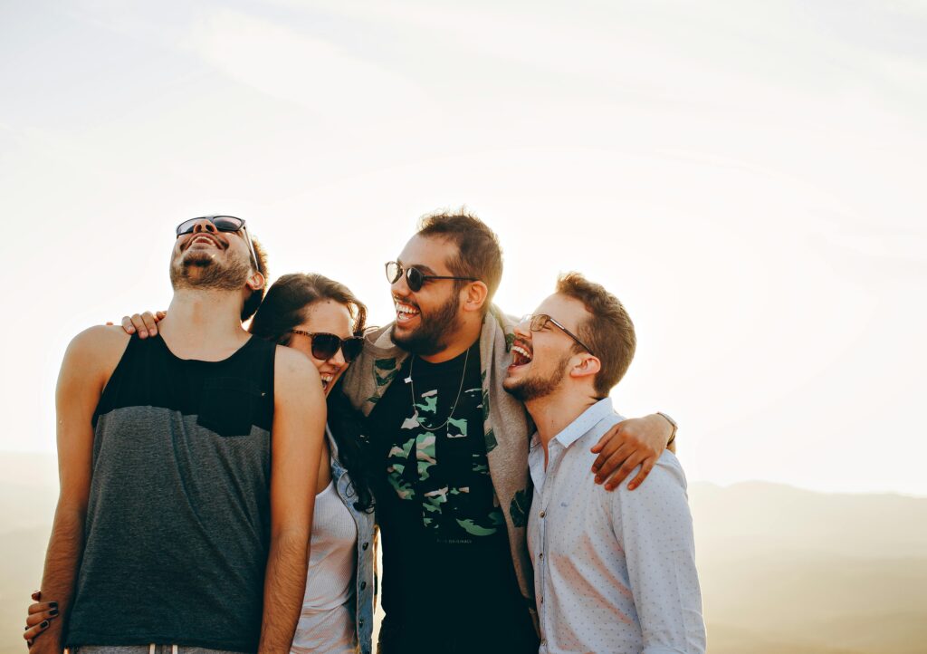 groupe de personnes en train de rire et qui montrent les bienfaits