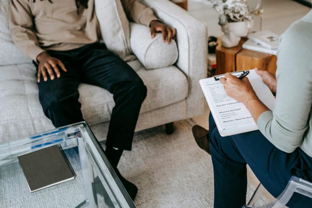 Personne consultant un professionnel pour parler de ses problèmes de santé mentale