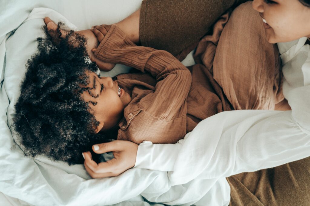 rituel bien-être en famille , câlins du matin