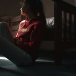 Femme dans le noir souffrant de trouble de la santé mentale