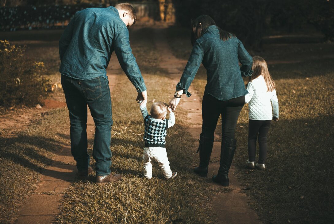 Famille heureuse qui pratique les rituels bien-être en famille