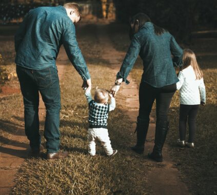 Famille heureuse qui pratique les rituels bien-être en famille