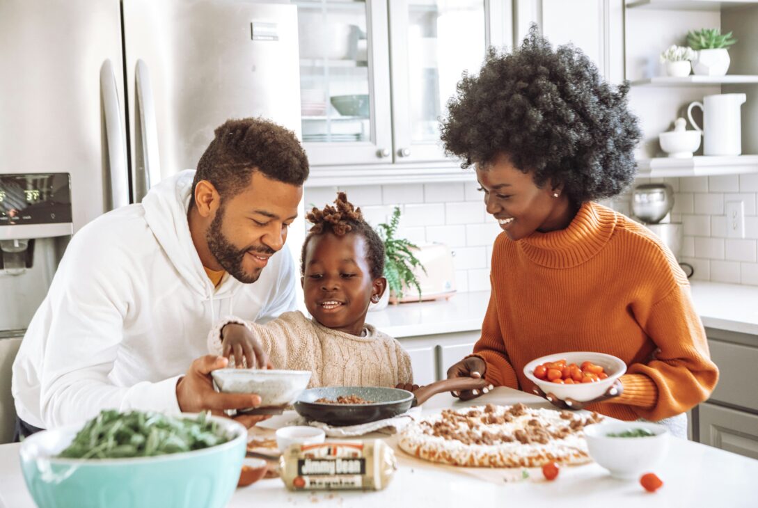 Cuisiner en famille une des idées d'activités bien-être en famille