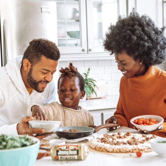Cuisiner en famille une des idées d'activités bien-être en famille