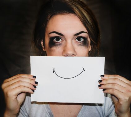 Personne masquant son mal-être, burn-out